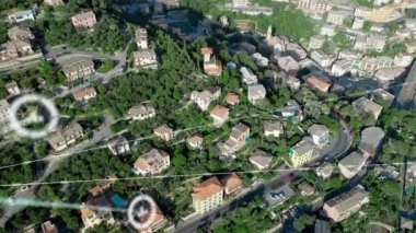Şehir manzarası üzerindeki simgelerle bağlantı ağının animasyonu. küresel sosyal medya ve iletişim konsepti dijital olarak oluşturulmuş video.
