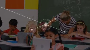 Tablet kullanan öğretmen ve okul çocukları üzerinden bağlantı ağının animasyonu. küresel bağlantılar, teknoloji, eğitim ve öğrenme konsepti dijital olarak oluşturulmuş video.