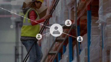 Depoda çalışan adamın üzerindeki simgelerle bağlantı ağının animasyonu. küresel çevrimiçi alışveriş, gönderme ve bağlantılar konsepti dijital olarak oluşturulmuş video.