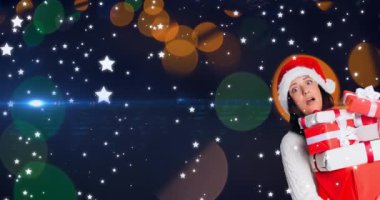 Yıldız animasyonu, Noel Baba şapkası giyen beyaz bir kadının düşüşü. Noel, kış, gelenek ve kutlama konsepti dijital olarak oluşturulmuş video.