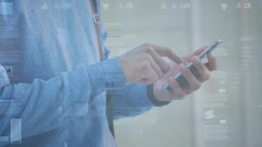 Akıllı telefon kullanarak iş adamının veri işleme animasyonu. küresel iş, teknoloji ve veri işleme kavramı dijital olarak oluşturulmuş video.