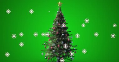 Kar yağışı ve yeşil arka planda noel ağacı animasyonu. Noel, kış, gelenek ve kutlama konsepti dijital olarak oluşturulmuş video.