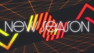Bölünmüş turuncu şekiller ve siyah zemin üzerinde beyaz metinlerle yeni sezonun animasyonu. dijital arayüz, çevrimiçi alışveriş ve perakende konsepti dijital olarak oluşturulmuş video.