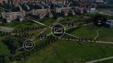 Şehir manzarası üzerindeki simgelerle bağlantı ağının animasyonu. küresel sosyal medya ve iletişim konsepti dijital olarak oluşturulmuş video.