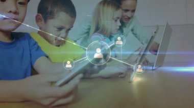 Tablet kullanan öğretmen ve okul çocukları üzerinden bağlantı ağının animasyonu. küresel bağlantılar, teknoloji, eğitim ve öğrenme konsepti dijital olarak oluşturulmuş video.