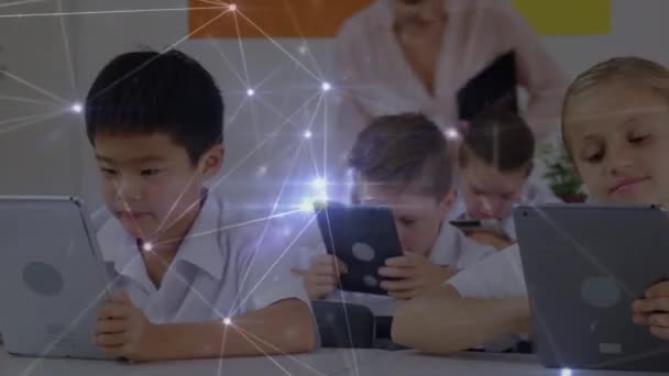 用平板电脑在学童之间建立连接网络 全球连接 教育和学习概念 — 图库视频影像