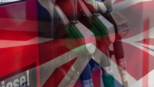 Κινούμενο Σχέδιο Κυματίζει Σημαία Ηνωμένο Βασίλειο Και Πάνω Από Αντλίες — Αρχείο Βίντεο