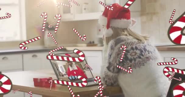 Animación Bastones Caramelo Cayendo Sobre Mujer Caucásica Sombrero Santa Videollamada — Vídeos de Stock