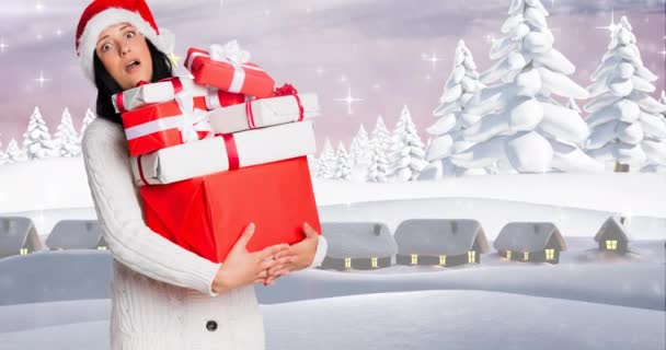 クリスマスの挨拶のアニメーションと冬の風景の上にプレゼントを保つ驚きの白人女性 クリスマス 伝統とお祝いのコンセプトデジタルで生成されたビデオ — ストック動画