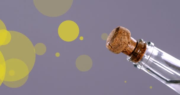 Animace Žhnoucích Žlutých Skvrn Padajících Zátku Šampaňského Vybuchujících Láhve Nový — Stock video
