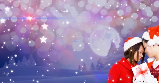 Animation Eines Glücklichen Asiatischen Paares Mit Weihnachtsmützen Über Der Winterlandschaft — Stockvideo