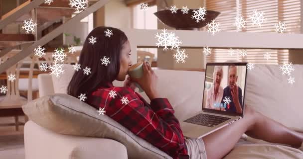 Animacja Śniegu Spada Mieszane Kobiety Rasy Laptopie Rozmowy Wideo Rodziną — Wideo stockowe