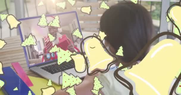 家族と一緒にラップトップのビデオ通話で顔マスクと白人の女の子の上のクリスマスクッキーのアニメーション クリスマス お祝いのコンセプトをデジタルで — ストック動画