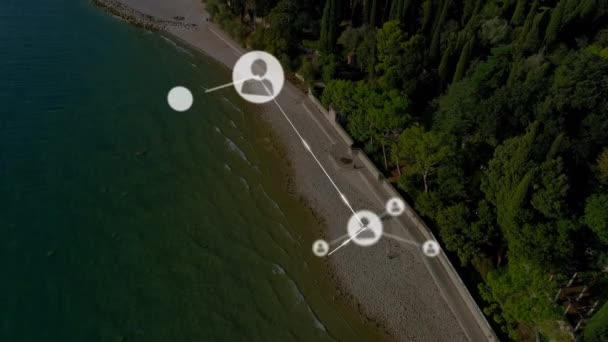 Deniz Manzarası Üzerindeki Simgelerle Bağlantı Ağının Animasyonu Küresel Sosyal Medya — Stok video