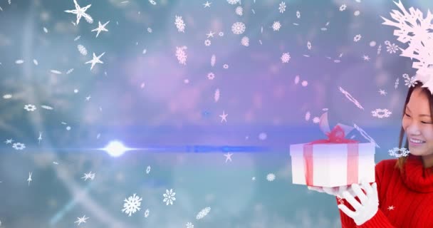 飘飘欲仙的雪花落在快乐的亚洲女人身上 她戴着圣诞礼帽 留著礼物 圣诞节 传统和庆祝概念数字制作的视频 — 图库视频影像