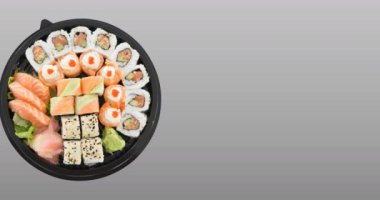 Gri arkaplanlı suşi ve suşi tabağı animasyonu. Mutfak, Japon yemek hazırlama ve dijital olarak üretilen video servis..