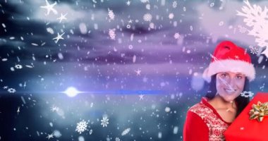 Noel Baba şapkası takan mutlu beyaz kadının üzerine düşen kar animasyonu. Noel, kış, gelenek ve kutlama konsepti dijital olarak oluşturulmuş video.