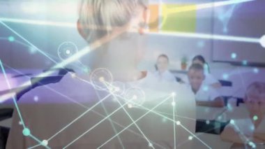 Tablet kullanan öğretmen ve okul çocukları üzerinden bağlantı ağının animasyonu. küresel bağlantılar, teknoloji, eğitim ve öğrenme konsepti dijital olarak oluşturulmuş video.