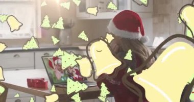 Noel kurabiyelerinin animasyonu, Noel Baba şapkalı beyaz bir kadının ailesiyle yaptığı dizüstü bilgisayar görüntüsü. Noel, gelenek ve kutlama konsepti dijital olarak oluşturuldu.