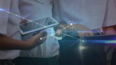 Tablet kullanarak okul çocukları üzerinden bağlantı ağının animasyonu. küresel bağlantılar, teknoloji, eğitim ve öğrenme konsepti dijital olarak oluşturulmuş video.