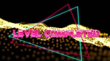 Tamamlanmış metnin geometrik hareketli şekiller ve dalga üzerine animasyonu. Video oyunu, eğlence ve dijital arayüz kavramı dijital olarak oluşturuldu.