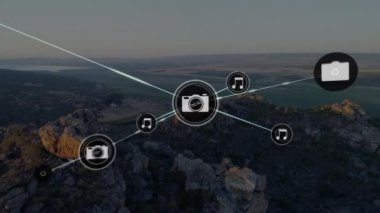 Manzara üzerindeki simgelerle bağlantı ağının animasyonu. küresel sosyal medya ve iletişim konsepti dijital olarak oluşturulmuş video.