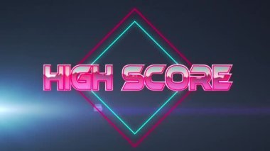 Koyu arkaplanda geometrik şekiller üzerinde yüksek skorlu metin animasyonu. Video oyunu, eğlence ve dijital arayüz kavramı dijital olarak oluşturuldu.