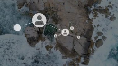 Deniz manzarası üzerindeki simgelerle bağlantı ağının animasyonu. küresel sosyal medya ve iletişim konsepti dijital olarak oluşturulmuş video.