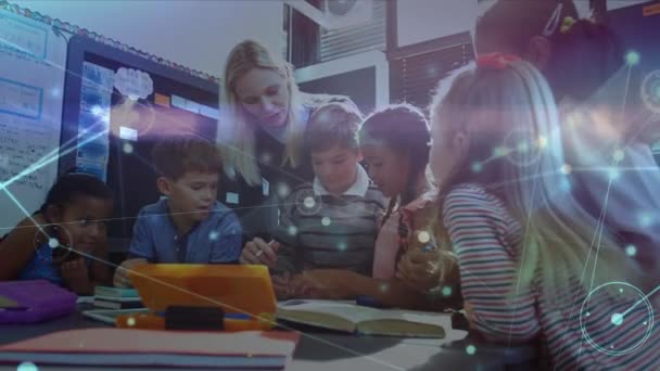 教師と学校の子供たちとのつながりのアニメーション 世界的なつながり教育と学習の概念デジタルで生成されたビデオ — ストック動画