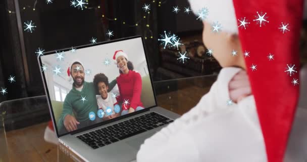Animáció Karácsonyi Csillagok Felett Kaukázusi Lány Mikulás Kalap Laptop Videó — Stock videók