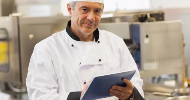 Chef Masculino Caucásico Sonriente Usando Delantal Usando Tableta Cocina Profesional — Vídeo de stock