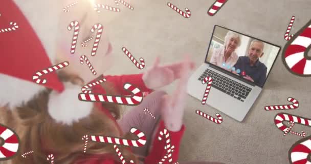 Animacja Cukierków Spadających Białą Kobietę Kapeluszu Mikołaja Laptopie Wideo Rozmowy — Wideo stockowe