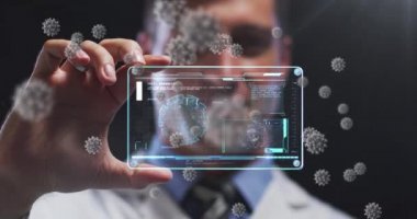 Tıbbi veri işleme ekranıyla ekranı tutan erkek doktor üzerinde kovid hücrelerin animasyonu. küresel covid 19 salgın konsepti dijital olarak oluşturulmuş video.