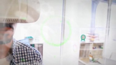 Ofiste video kulaklık takan beyaz bir adama karşı çoklu dijital simgeler ve veri işleme. İş ve teknoloji fütüristik kavram