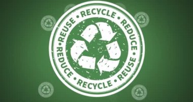 Yeşil arka planda geri dönüşüm sembollerinin canlandırılması. çevre, sürdürülebilirlik, ekoloji, yenilenebilir enerji, küresel ısınma ve iklim değişikliği farkındalığı.