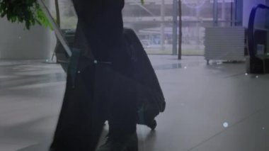 Ofiste bavullu iş adamı ağlarının animasyonu. küresel iş, veri işleme ve dijital arayüz kavramı dijital olarak oluşturulmuş video.