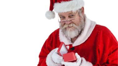 Beyaz Noel Baba 'nın üzerine yağan kar animasyonu. Noel, gelenek ve kutlama konsepti dijital olarak oluşturuldu.