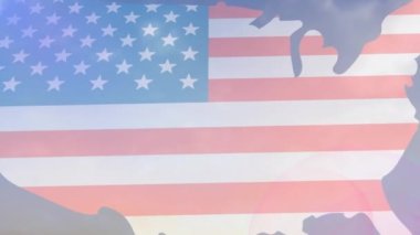 Amerikan bayrağı ve gökyüzü üzerinde mutlu Columbus Günü metni animasyonu. Vatanseverlik ve kutlama konsepti dijital olarak oluşturulmuş imaj.