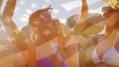 Sahilde eğlenen bir arkadaş grubunun üzerine ABD bayrağını sallamanın animasyonu. seyahat, tatiller, vatanseverlik ve dijital olarak üretilen video konsepti.