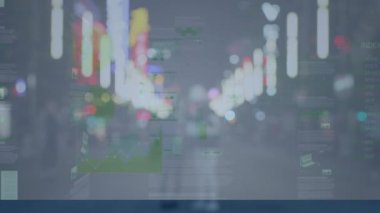 Sokaklarda yürüyen farklı insanlar üzerinde finansal veri işleme animasyonu. küresel iş, veri işleme ve dijital arayüz konsepti dijital olarak oluşturulmuş video.