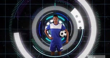 Siyah arka planda tarama yapan Afro-Amerikan bayan futbolcunun animasyonu. spor, bağlantılar ve dijital arayüz konsepti dijital olarak oluşturulmuş video.