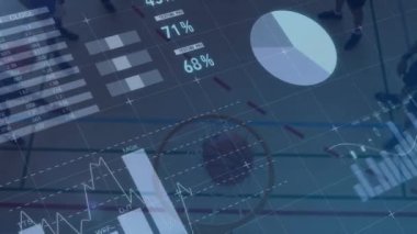 Spor salonundaki çeşitli erkek basketbol oyuncuları üzerinde finansal veri işleme animasyonu. spor, bağlantılar ve dijital arayüz konsepti dijital olarak oluşturulmuş video.