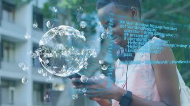 Akıllı telefon kullanan Afro-Amerikan bir kadının veri işleme ve küresinin animasyonu. küresel iletişim, veri paylaşımı ve dijital arayüz kavramı, dijital olarak oluşturulmuş video.