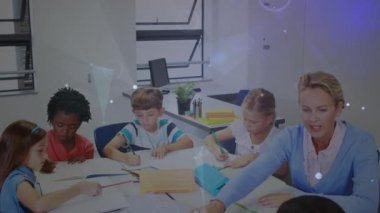 Çeşitli öğretmenler ve okul çocukları üzerindeki bağlantı ağının animasyonu. küresel eğitim, bağlantılar, veri işleme ve teknoloji konsepti dijital olarak oluşturulmuş video.