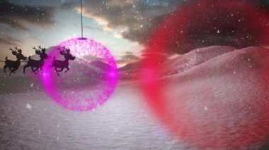 Kar yağışı, mücevherler ve kış manzarası üzerine geyikli Noel Baba 'nın kızakta canlandırılması. Noel, gelenek ve kutlama konsepti dijital olarak oluşturuldu.