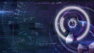 Beyazlı erkek rugby oyuncusunun topla koşması üzerine veri işleme animasyonu. spor, bağlantılar ve dijital arayüz konsepti dijital olarak oluşturulmuş video.