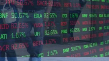 Sokaklarda yürüyen çeşitli insanlar üzerinde borsa animasyonu. küresel iş, veri işleme ve dijital arayüz konsepti dijital olarak oluşturulmuş video.