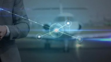Havaalanında akıllı telefon kullanan Kafkasyalı iş adamının ağ bağlantılarının animasyonu. küresel bağlantılar, veri işleme ve dijital arayüz konsepti dijital olarak oluşturulmuş video.