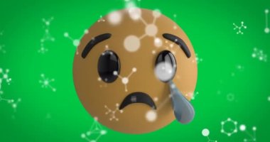 Üzücü emoji simgesinin yeşil arkaplanda kopan bağlantılar üzerine animasyonu. küresel sosyal medya ve iletişim konsepti dijital olarak oluşturulmuş video.