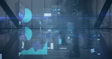 Modern ofiste yürüyen çeşitli iş adamları üzerinde finansal veri işleme animasyonu. küresel iş, finans, bağlantılar ve dijital arayüz konsepti dijital olarak oluşturulmuş video.